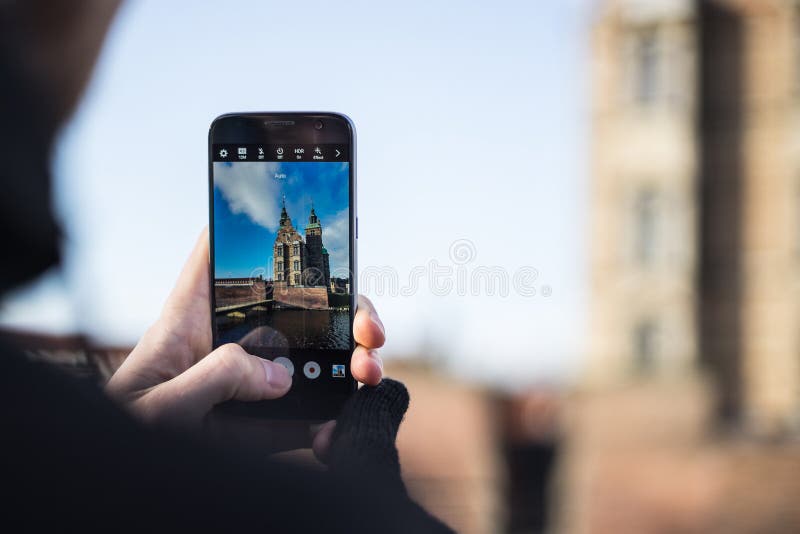 Fotoskytte på smartphonen i turist- resa copenhagen denmark royaltyfri fotografi Fotoskytte på smartphonen i turist- resa copenhagen denmark royaltyfri fotografi