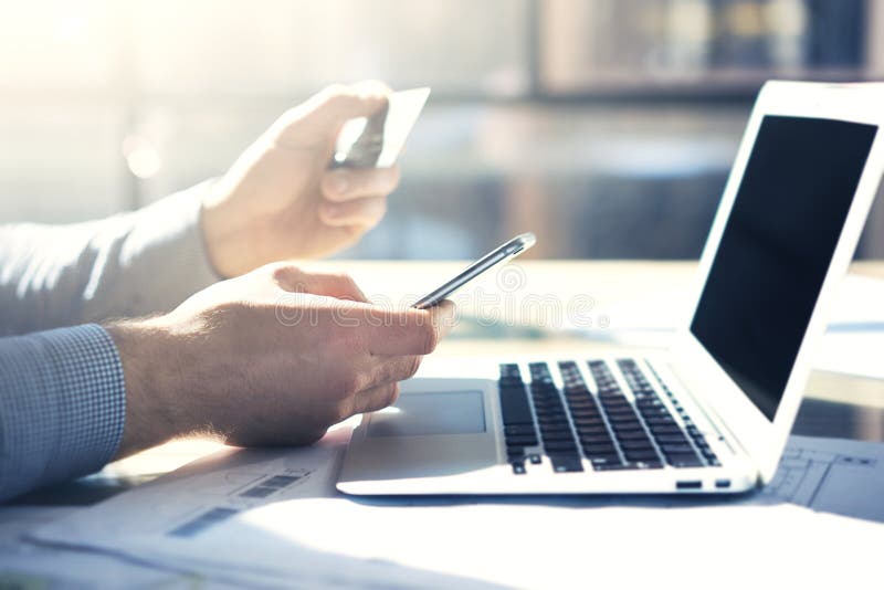 Fotozakenman die met generische smartphone van het ontwerpnotitieboekje werken Online betalingskredietkaart, texting toetsenbord stock fotografie Fotozakenman die met generische smartphone van het ontwerpnotitieboekje werken Online betalingskredietkaart, texting toetsenbord stock fotografie