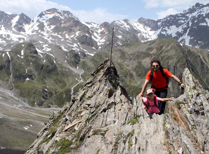 Fotvandra det trekking barnet och fadern i fjällängarna, Österrike royaltyfri fotografi Fotvandra det trekking barnet och fadern i fjällängarna, Österrike royaltyfri fotografi