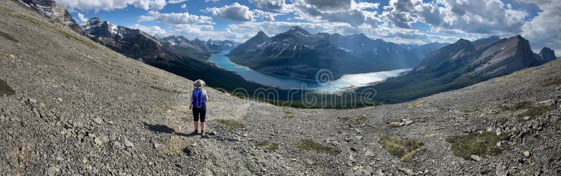 Fotvandra i kanadensiska steniga berg arkivfoto Fotvandra i kanadensiska steniga berg arkivfoto