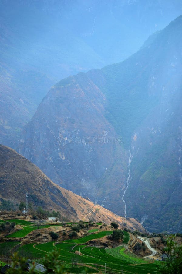 Fotvandra i Tiger Leaping Gorge Berg och flod Mellan Xianggelila och den Lijiang staden Yunnan landskap, Tibet, Kina royaltyfri foto Fotvandra i Tiger Leaping Gorge Berg och flod Mellan Xianggelila och den Lijiang staden Yunnan landskap, Tibet, Kina royaltyfri foto