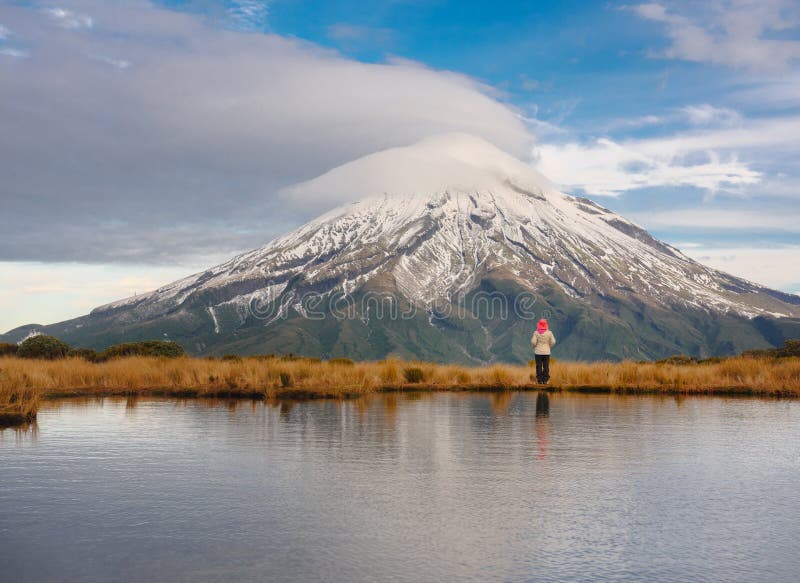 Fotvandra på den majestätiska Mten Taranaki, Egmont nationalpark, Nya Zeeland royaltyfri fotografi Fotvandra på den majestätiska Mten Taranaki, Egmont nationalpark, Nya Zeeland royaltyfri fotografi