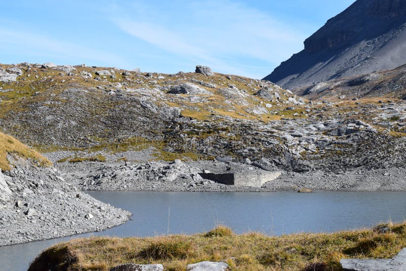 Fotvandra på Gemmipassen, med sikten av Daubenseen, Schweiz/Leukerbad fotografering för bildbyråer Fotvandra på Gemmipassen, med sikten av Daubenseen, Schweiz/Leukerbad fotografering för bildbyråer