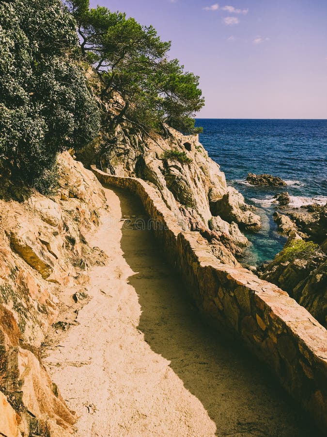 Fotvandra släpar klipporna för turister på Costa Brava av medelhavet i Spanien nära Lloret de Mar arkivfoton Fotvandra släpar klipporna för turister på Costa Brava av medelhavet i Spanien nära Lloret de Mar arkivfoton
