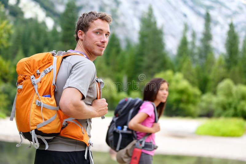 Fotvandrare - folk som fotvandrar, man som ser i Yosemite fotografering för bildbyråer Fotvandrare - folk som fotvandrar, man som ser i Yosemite fotografering för bildbyråer