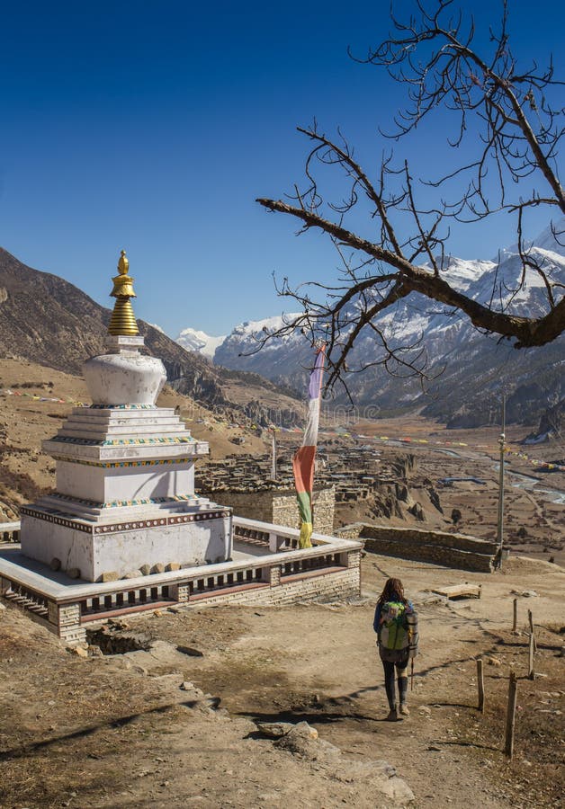 Fotvandrare på treken i Himalayas royaltyfri bild Fotvandrare på treken i Himalayas royaltyfri bild
