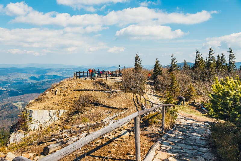 Fotvandrare reser i Babiaen Gora Mountain med en ryggsäck royaltyfri bild Fotvandrare reser i Babiaen Gora Mountain med en ryggsäck royaltyfri bild