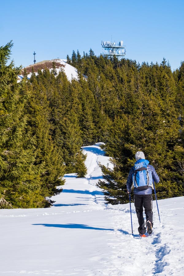 Fotvandrare som går till och med djup snö till toppmötet av berget Rennfeld royaltyfri foto Fotvandrare som går till och med djup snö till toppmötet av berget Rennfeld royaltyfri foto