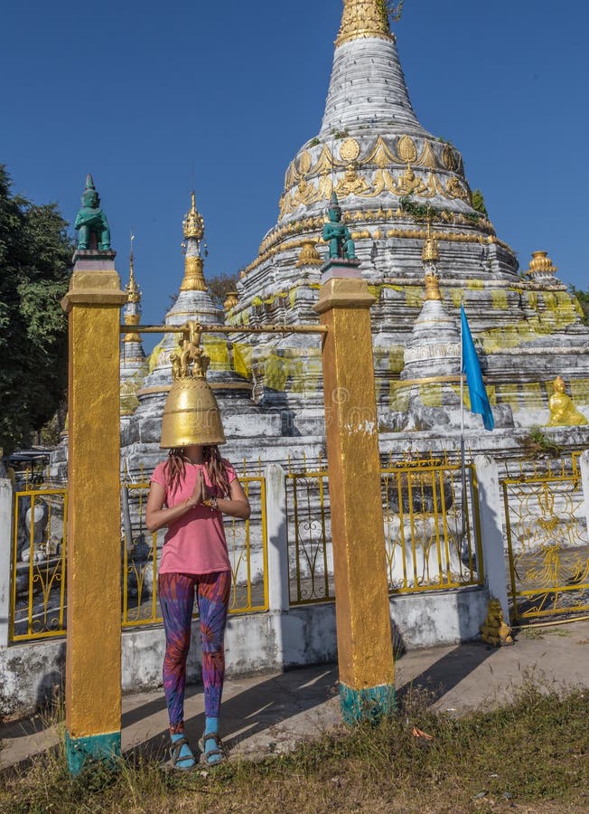 Fotvandrareresande med ryggsäcken och blickar på buddistiska stupas myanmar fotografering för bildbyråer Fotvandrareresande med ryggsäcken och blickar på buddistiska stupas myanmar fotografering för bildbyråer