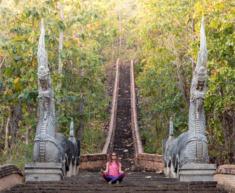 Fotvandrareresande med ryggsäcken och blickar på buddistiska stupas myanmar arkivbilder Fotvandrareresande med ryggsäcken och blickar på buddistiska stupas myanmar arkivbilder