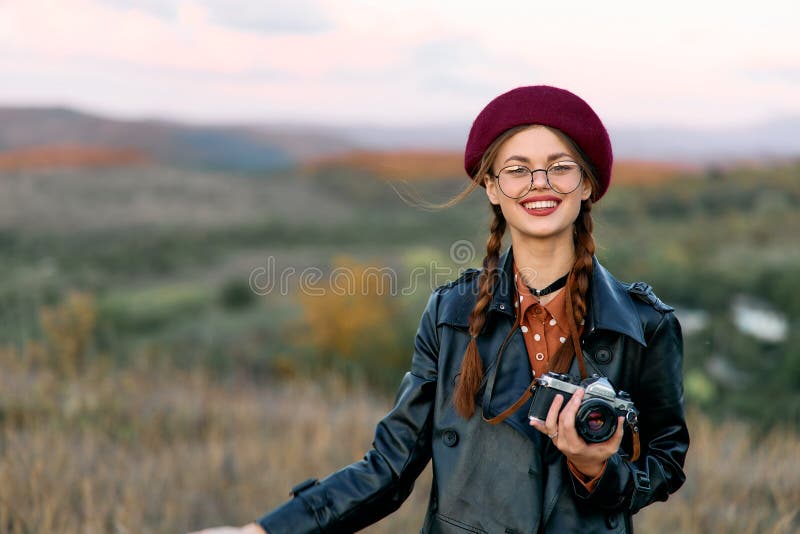 Fotógrafa femenina capturando la belleza de la naturaleza en un amplio campo abierto foto de archivo libre de regalías