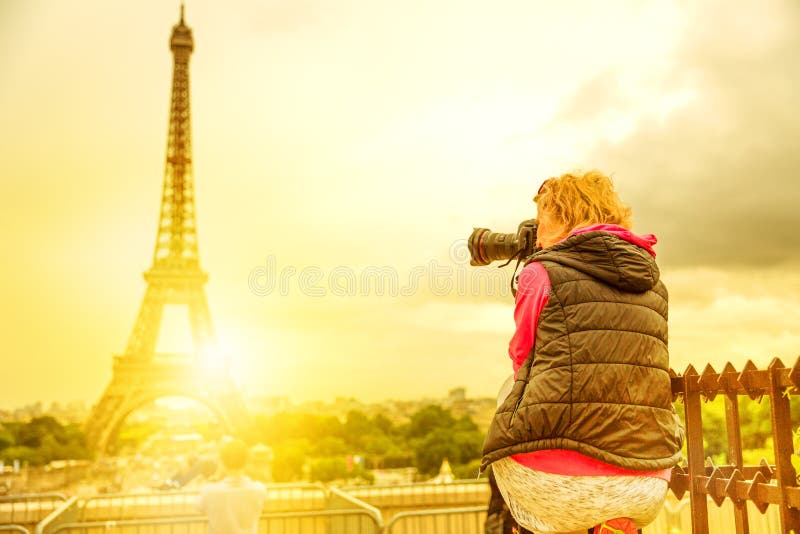 Fotógrafo da mulher da torre Eiffel fotos de stock Fotógrafo da mulher da torre Eiffel fotos de stock
