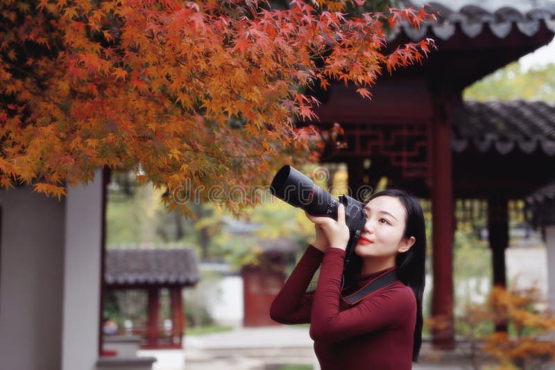 Fotógrafo de la mujer en naturaleza en el parque del otoño fotografía de archivo libre de regalías Fotógrafo de la mujer en naturaleza en el parque del otoño fotografía de archivo libre de regalías