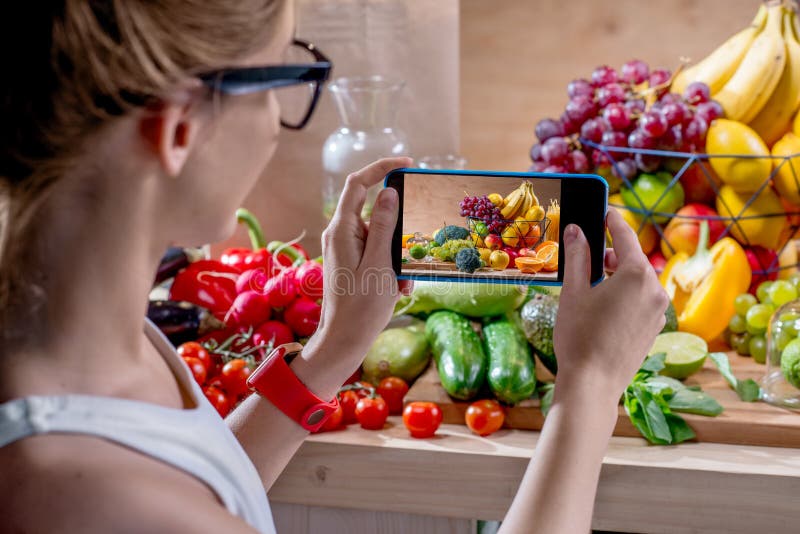 Fotógrafo de sexo femenino de la comida con smartphone fotografía de archivo libre de regalías Fotógrafo de sexo femenino de la comida con smartphone fotografía de archivo libre de regalías