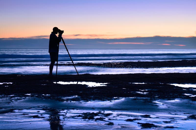 Fotógrafo en el mar en la oscuridad imágenes de archivo libres de regalías Fotógrafo en el mar en la oscuridad imágenes de archivo libres de regalías