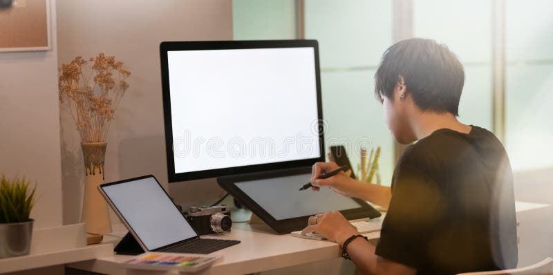 Fotógrafo profesional joven que trabaja en su proyecto imágenes de archivo libres de regalías Fotógrafo profesional joven que trabaja en su proyecto imágenes de archivo libres de regalías