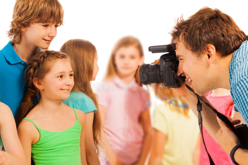 Fotógrafo profesional que fotografía a niños imagenes de archivo Fotógrafo profesional que fotografía a niños imagenes de archivo