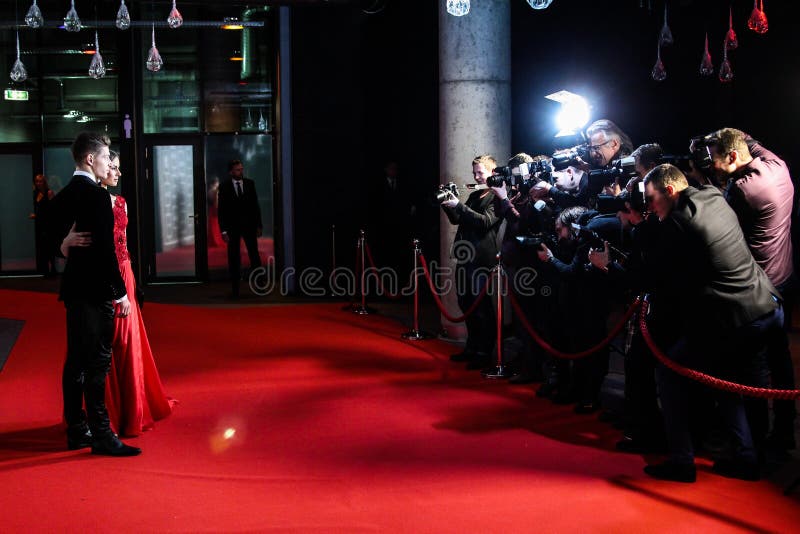 Fotógrafo que tomam imagens no tapete vermelho fotografia de stock Fotógrafo que tomam imagens no tapete vermelho fotografia de stock