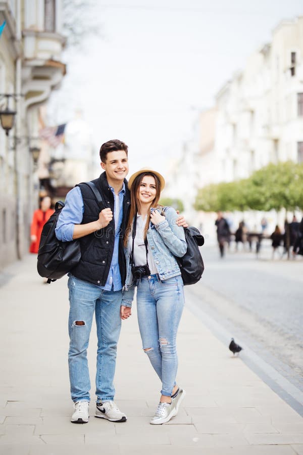 Fotógrafos que trabajan independientemente de los jóvenes que disfrutan de viajar y de hacer excursionismo Pares jovenes con dest fotos de archivo Fotógrafos que trabajan independientemente de los jóvenes que disfrutan de viajar y de hacer excursionismo Pares jovenes con dest fotos de archivo