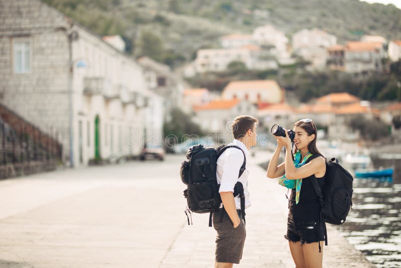 Fotógrafos que trabajan independientemente de los jóvenes que disfrutan de viajar y de hacer excursionismo photojournalism Fotos imágenes de archivo libres de regalías Fotógrafos que trabajan independientemente de los jóvenes que disfrutan de viajar y de hacer excursionismo photojournalism Fotos imágenes de archivo libres de regalías