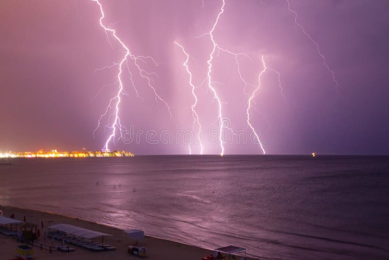 Foudre au-dessus de la mer avant la tempête photo stock Foudre au-dessus de la mer avant la tempête photo stock