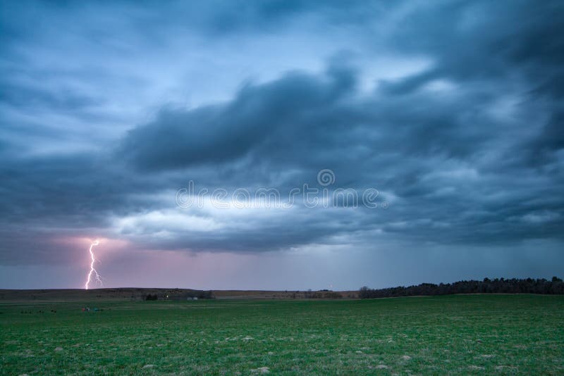 Foudre heurtant la terre au-dessous d'un orage de ressort photos stock Foudre heurtant la terre au-dessous d'un orage de ressort photos stock