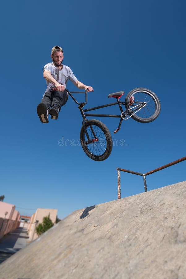 Fouet D'arrière D'arrêt De Vélo De BMX Image stock - Image du extrême,  sports: 126904677