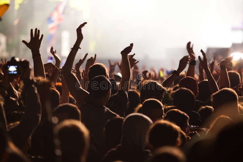 foule au concert - festival de musique d'été photographie stock libre de droits foule au concert - festival de musique d'été photographie stock libre de droits