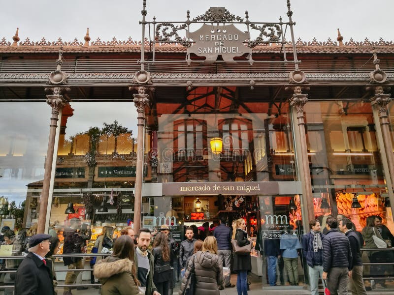 Foule chez le San Miguel Market Madrid, Espagne photos stock Foule chez le San Miguel Market Madrid, Espagne photos stock