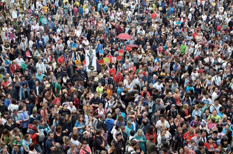 Foule Des Gens A Pl Sant Jaume Barcelone Photo Stock Editorial Image Du Barcelone Endroit Foule Des Gens A Pl Sant Jaume Barcelone Photo Stock Editorial Image Du Barcelone Endroit