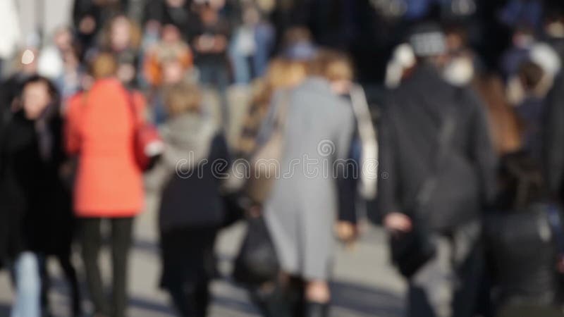Foule des personnes anonymes marchant sur la rue passante