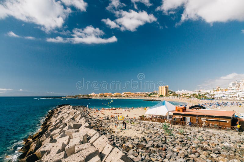 Foule des touristes sur la plage de Playa de Las Vistas photographie stock libre de droits Foule des touristes sur la plage de Playa de Las Vistas photographie stock libre de droits