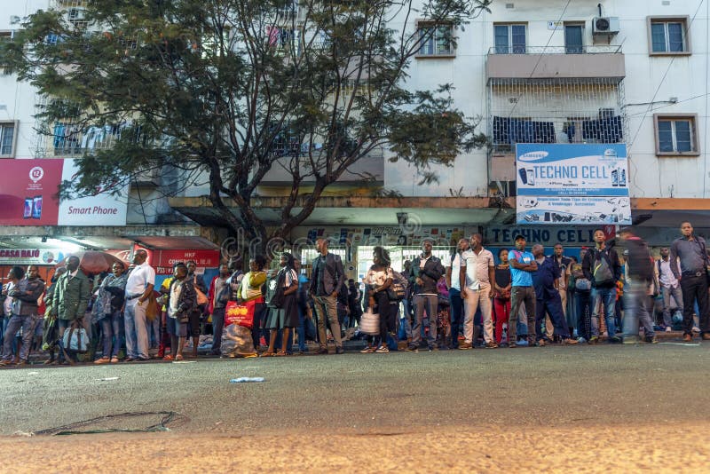 Foule en attendant un bus dans le capital de Maputo du Mozambique
