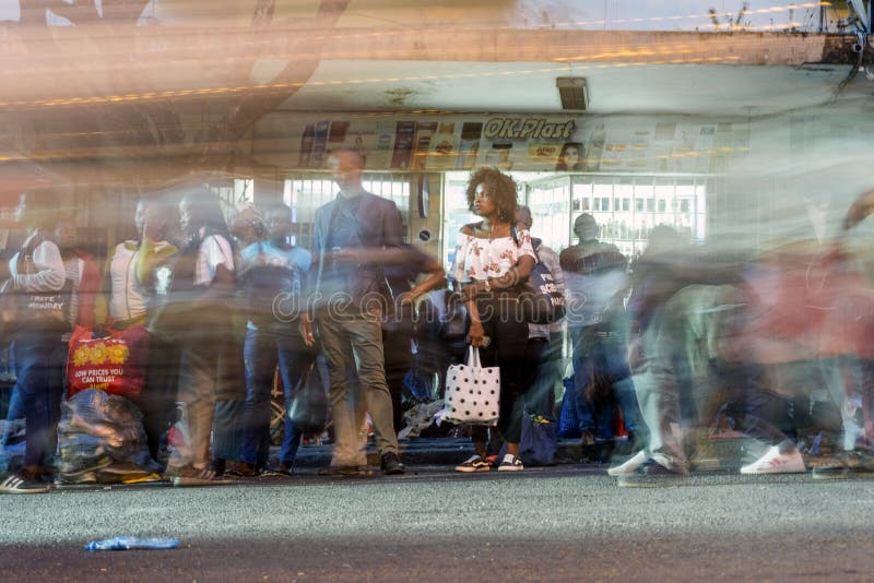 Foule en attendant un bus dans le capital de Maputo du Mozambique