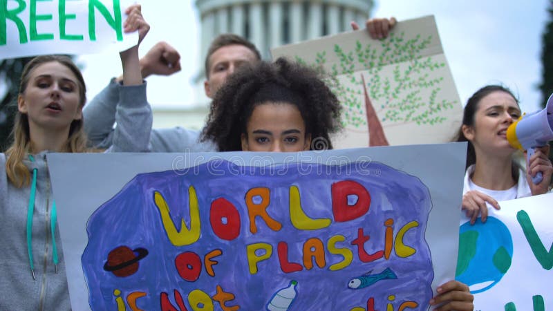 Foule scandant des slogans environnementaux, sensibilisation à la pollution plastique, écologie clips vidéos