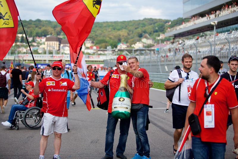 Foules de la formule 1 de fans sur la ligne de départ photographie stock Foules de la formule 1 de fans sur la ligne de départ photographie stock