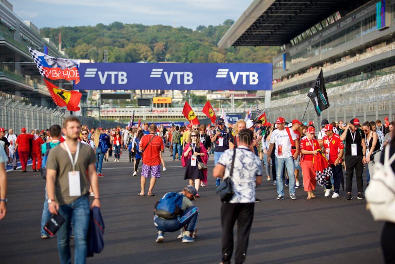 Foules de la formule 1 de fans sur la ligne de départ photo stock Foules de la formule 1 de fans sur la ligne de départ photo stock