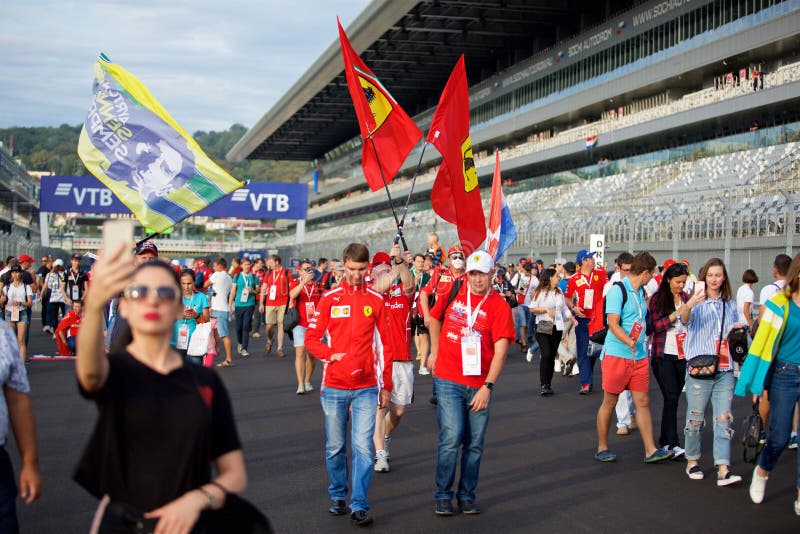Foules de la formule 1 de fans sur la ligne de départ image stock Foules de la formule 1 de fans sur la ligne de départ image stock