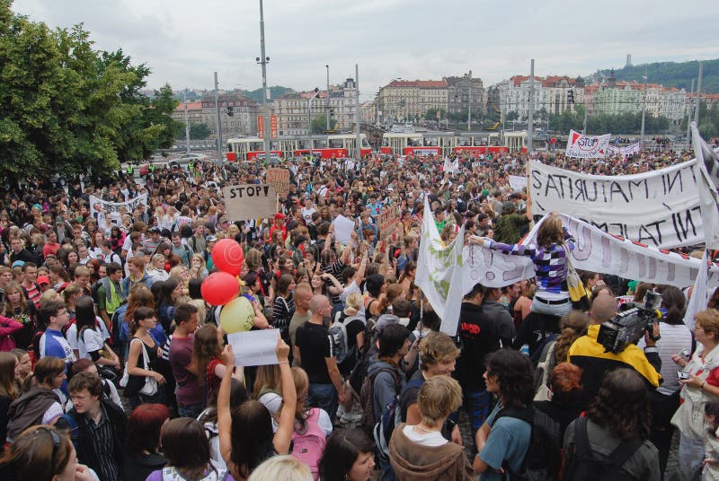 Foules des jeunes protestant contre la nouvelle loi gouvernementale d'eduaction à Prague image stock Foules des jeunes protestant contre la nouvelle loi gouvernementale d'eduaction à Prague image stock