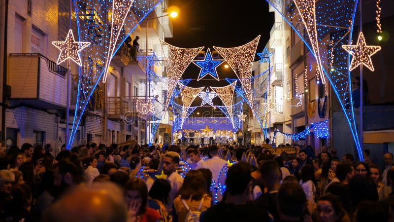 Foules et illuminations de rue pendant le festival Povoa de Varzim, Portugal de Pedro de sao photo libre de droits Foules et illuminations de rue pendant le festival Povoa de Varzim, Portugal de Pedro de sao photo libre de droits