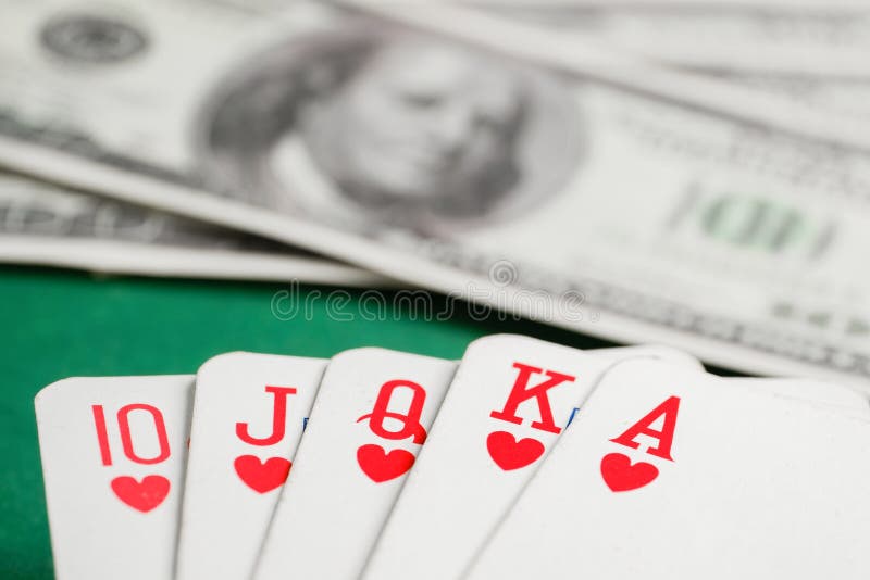 Foulée royale de cartes de coeur pendant le poker avec dollars sur table verte image libre de droits Foulée royale de cartes de coeur pendant le poker avec dollars sur table verte image libre de droits