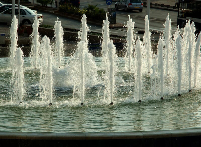 Jets von Wasser in einem Brunnen.