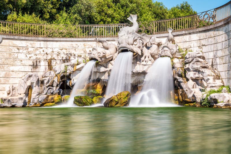 Prameň tri Delfíny v Caserta, Taliansko.