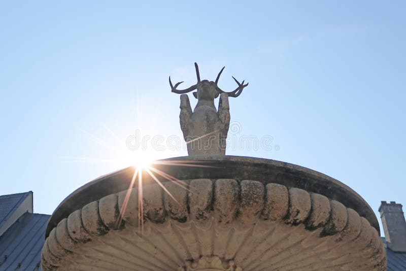 Fontána s jelenem erbovní symbol rodu palffys na nádvoří hradu červený kámen, casta, slovensko