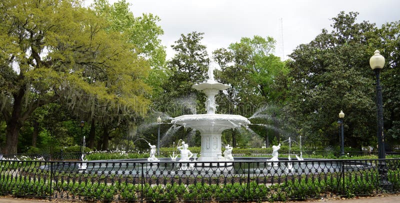 Fountain di Forsyth Park nel distretto storico di Savannah Georgia USA fotografia stock