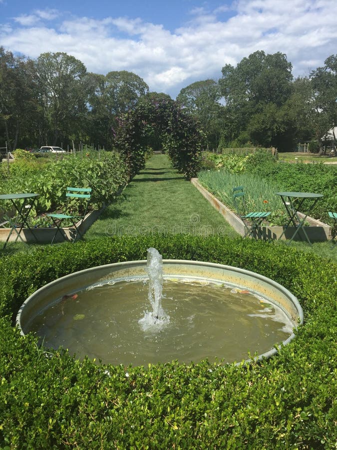 Fountain in a garden stock image. Image of leaf, farm 98703293
