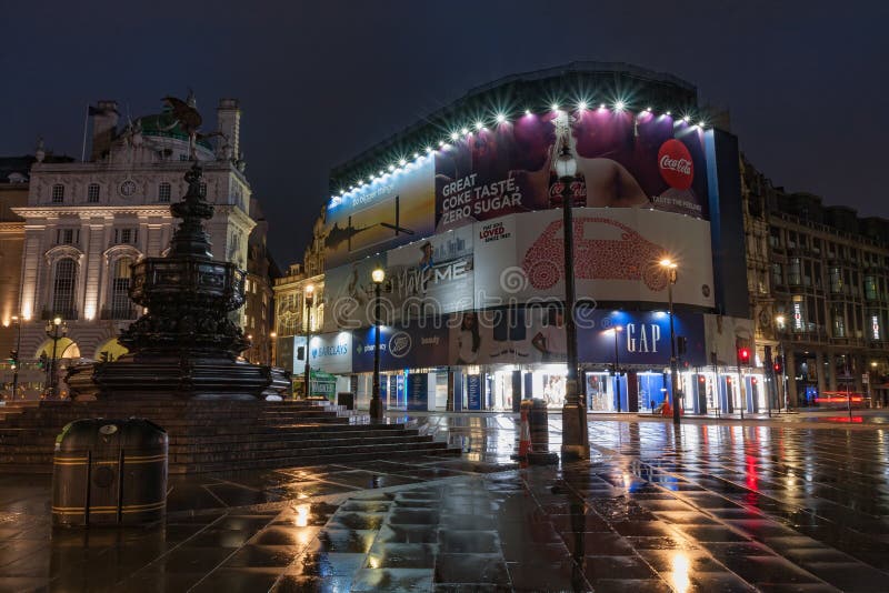 Fountain in Piccadilly Circus in rainy early morning time