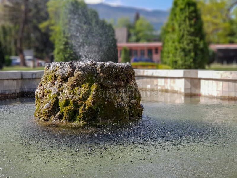 Fountaint dell'acqua nel parco della città a Skopje con fondo fotografie stock Fountaint dell'acqua nel parco della città a Skopje con fondo fotografie stock
