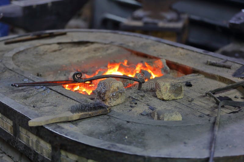 Four à Charbon Traditionnel Dans Une Forge Image stock - Image du