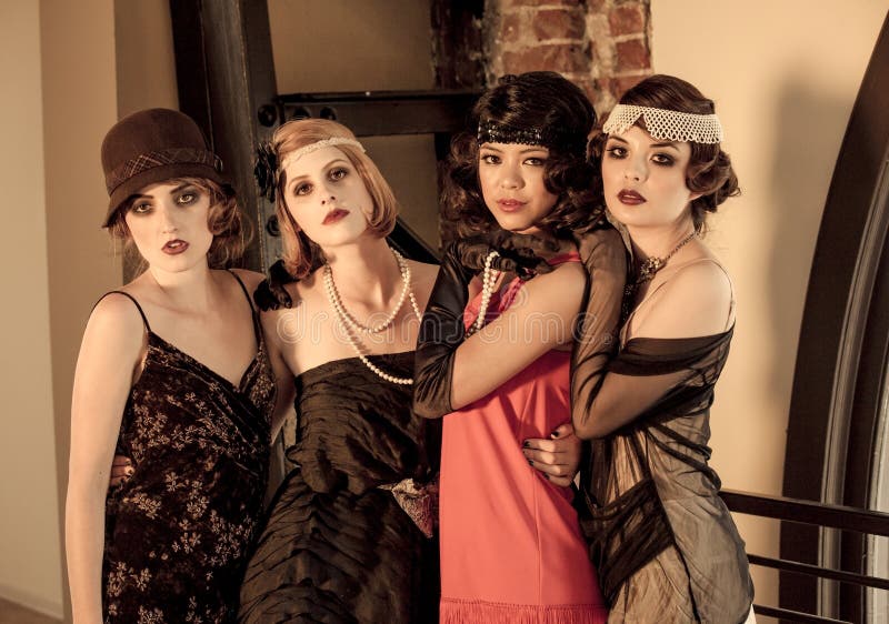 Krásné Vintage Ženy slaví na setkání 1920 Velký Gatsby téma.